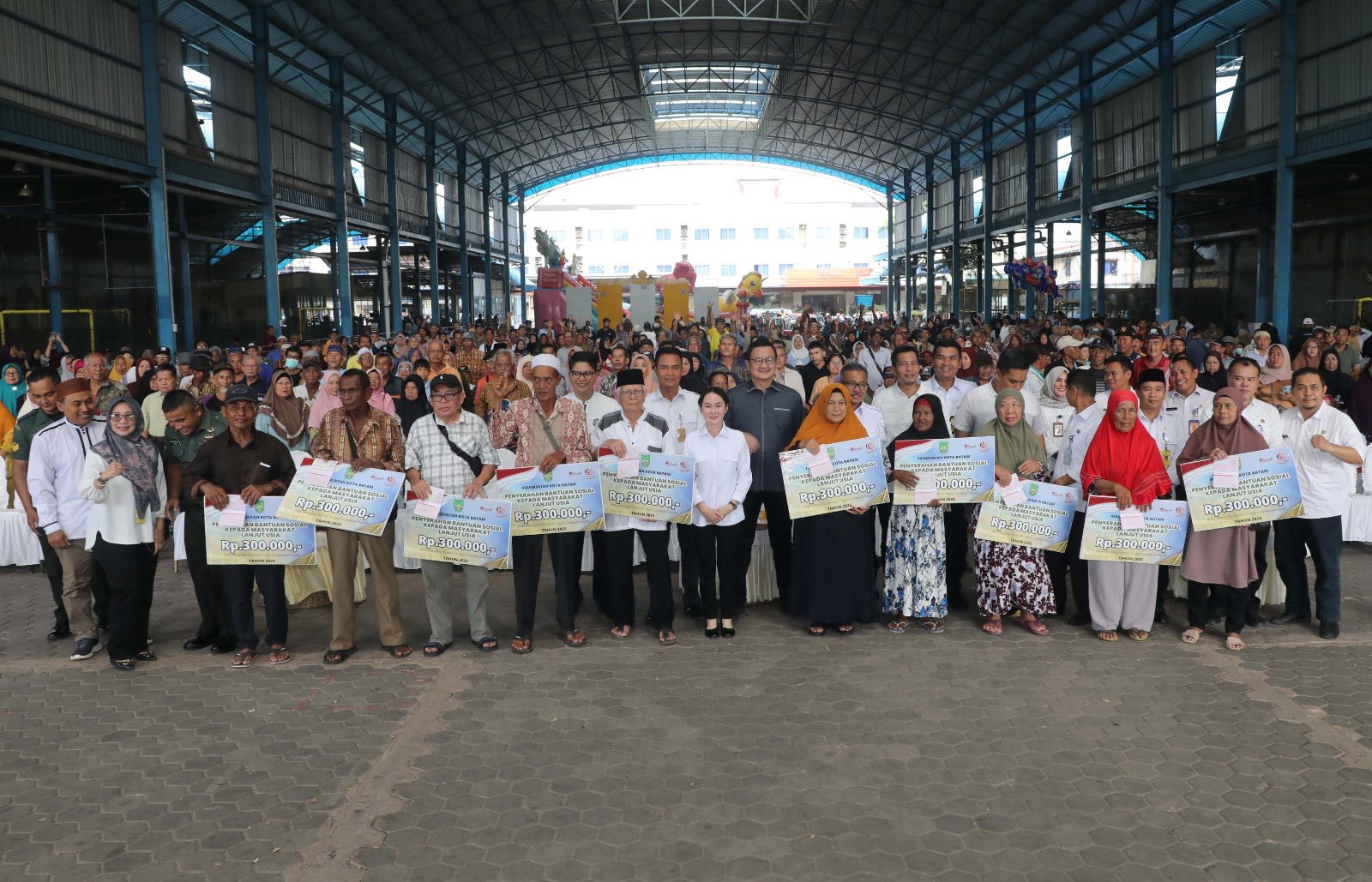 Wakil Wali Kota Batam, Li Claudia Chandra Serahkan Bansos Kepada 796 Lansia